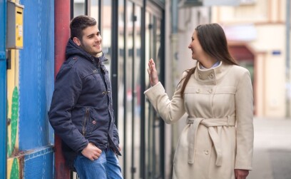 Как привлечь внимание незнакомого мальчика – способы влюбить в себя парня