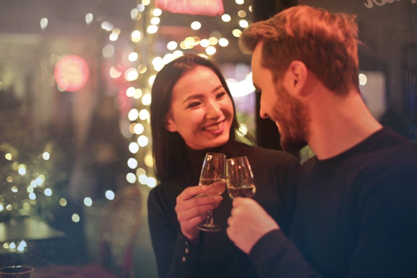 Как познакомиться с девушкой в столовой, кафе или ресторане, способы личного знакомства и с использованием персонала