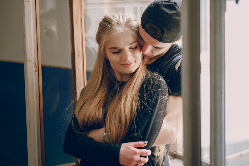 Почему девушек тянет на плохих парней: 5 причин