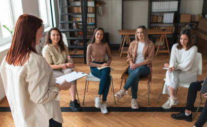 Женские тренинги: в чем секрет популярности и чем они опасны