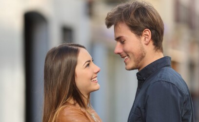 Незнакомый парень при встрече смотрит в глаза: причины, объяснение ученых и как правильно среагировать