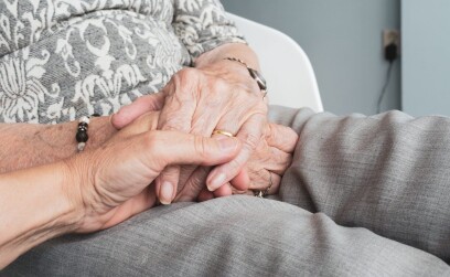 Отношения пожилой женщины и молодого парня — причины влечения партнеров с большой разницей в возрасте