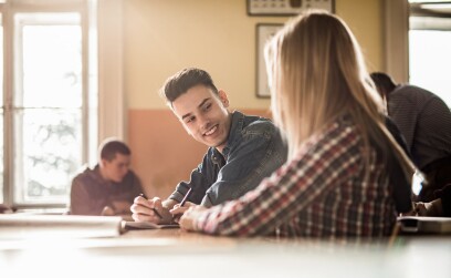 Парень в отношениях общается с другими девушками: почему так происходит, что делать