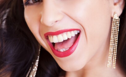 Почему девушка кусает парня