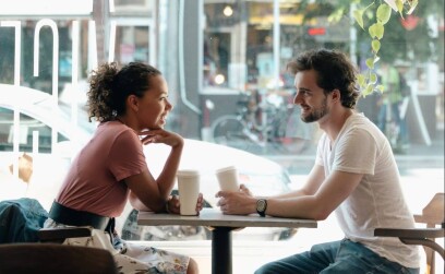 Какое поведение женщин привлекает, а какое отталкивает: заповеди у мужчин на сайте знакомств