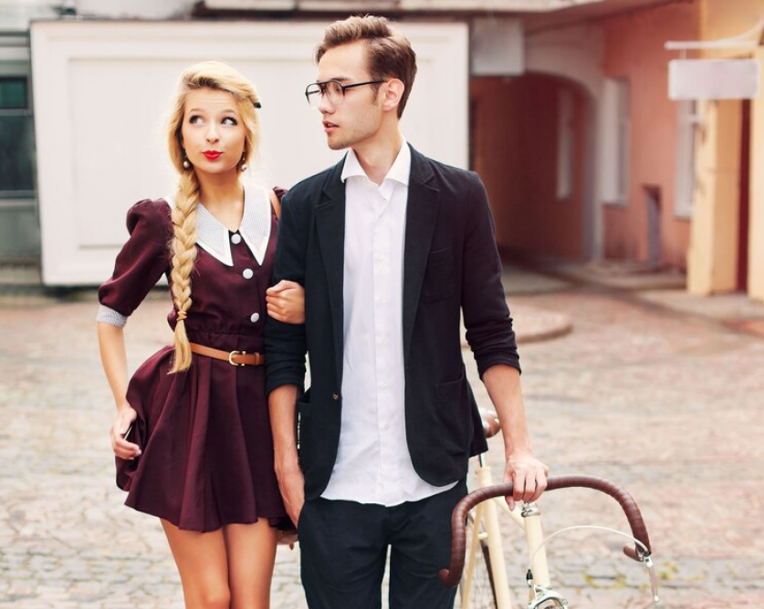 На какую часть тела женщины смотрит в первую очередь мужчина