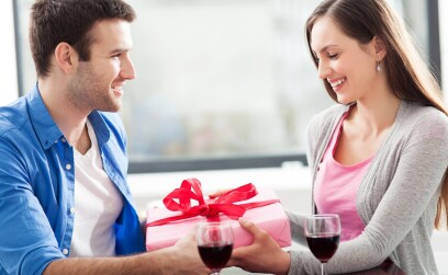 Должен ли мужчина дарить подарки в начале отношений