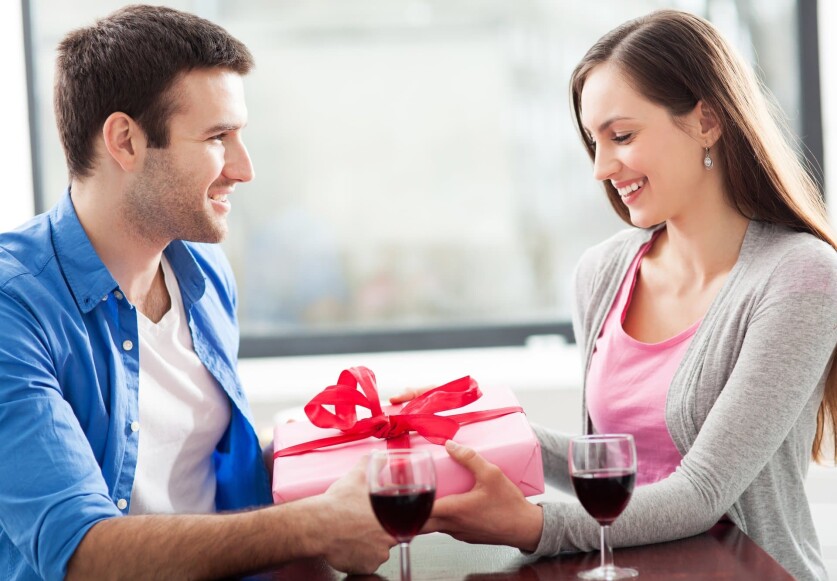 Должен ли мужчина дарить подарки в начале отношений