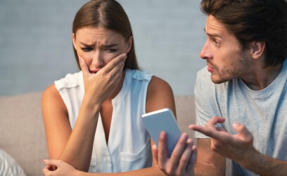 Почему мужчины переписываются с другими женщинами в отношениях: основные причины