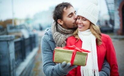 Парень дарит дорогие подарки в начале отношений: причины и возможные действия женщины