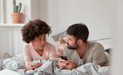 Парень лайкает бывшую будучи в отношениях, почему так происходит