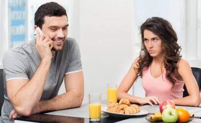 Что‌ ‌делать,‌ ‌если‌ ‌мужчина‌ ‌сидит‌ ‌на‌ ‌сайте‌ ‌знакомств‌ ‌в‌ ‌начале‌ ‌отношений‌: рекомендации‌ ‌психологов‌