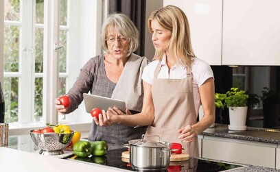 Что делать, если мама парня лезет в отношения — рекомендации психологов