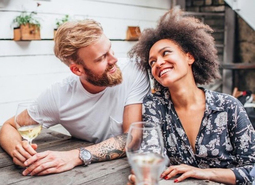 Мужчина-экстраверт в отношениях: признаки и способы привлечения