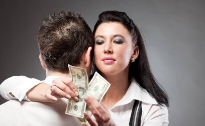Жадная женщина в отношениях: признаки, чем опасна жадность и как ее побороть