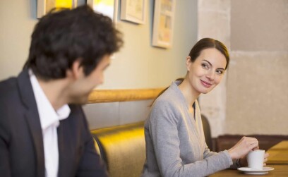 Как обратить внимание незнакомого мужчины на себя – психологические приемы