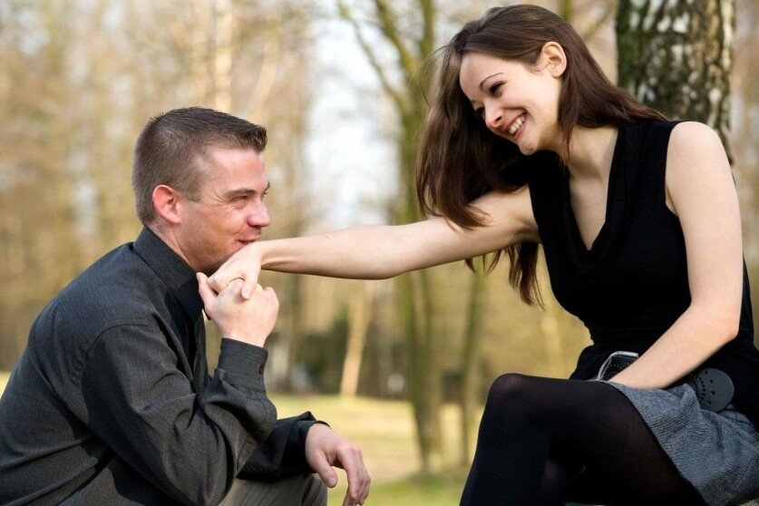 Как понять отношение женатого мужчины к другой женщине: основные признаки влюбленности