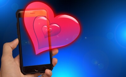 Девушка или парень с сайта знакомств настойчиво просит номер телефона: как поступить