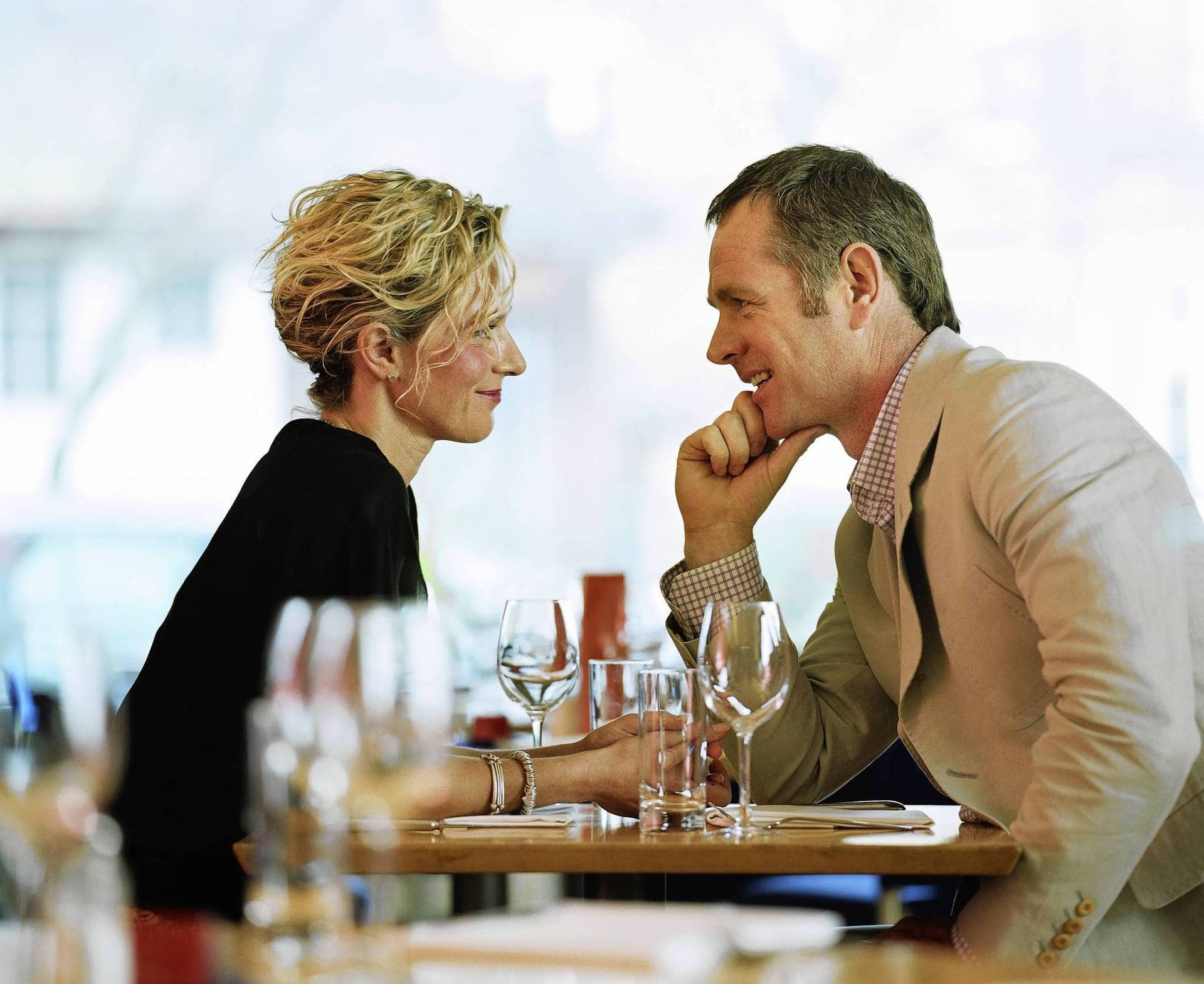 муж и жена в ресторане