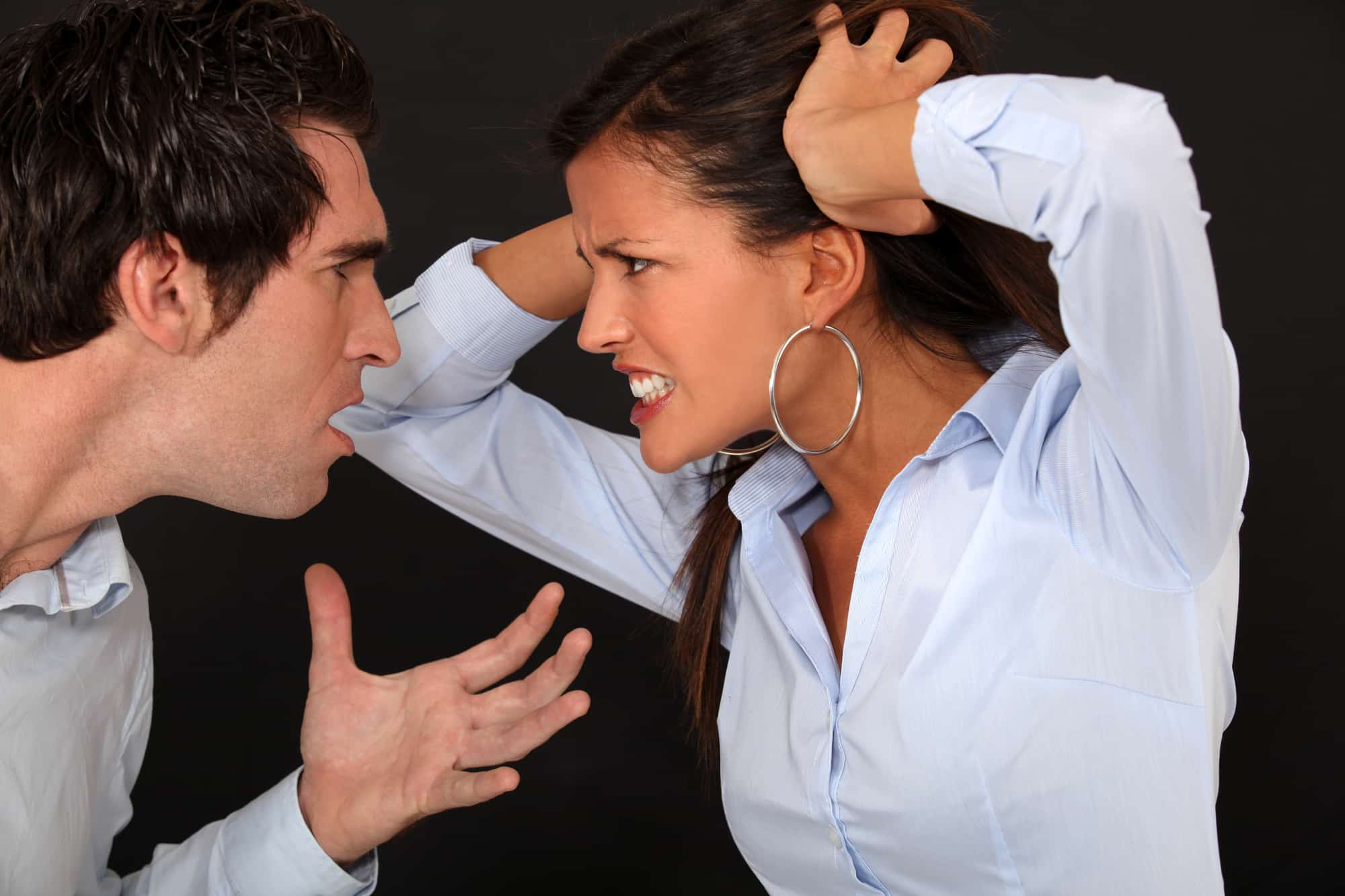 Кризис разрыв отношений. Конфликт мужчины и женщины. Мужчина и женщина спорят. Мужчина и женщина ругаются. Ссора.