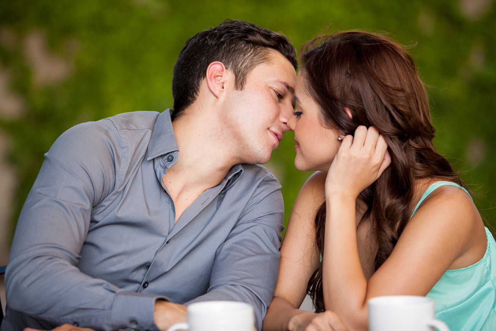Date woman. Мужчина и женщина вместе. Поцелуй на свидании. Красивая пара. Поцелуй при первой встрече.