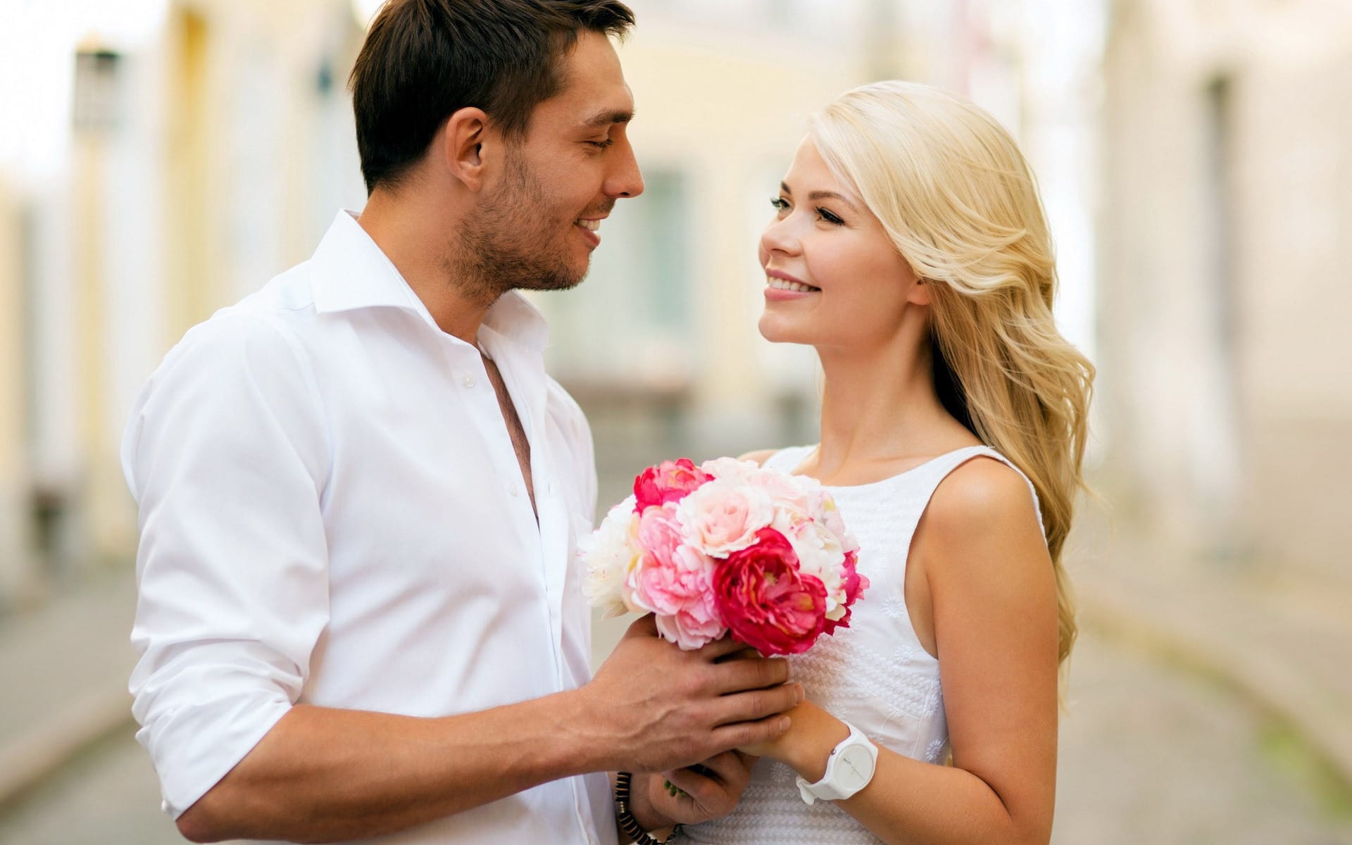 Мужчина и женщина с цветами